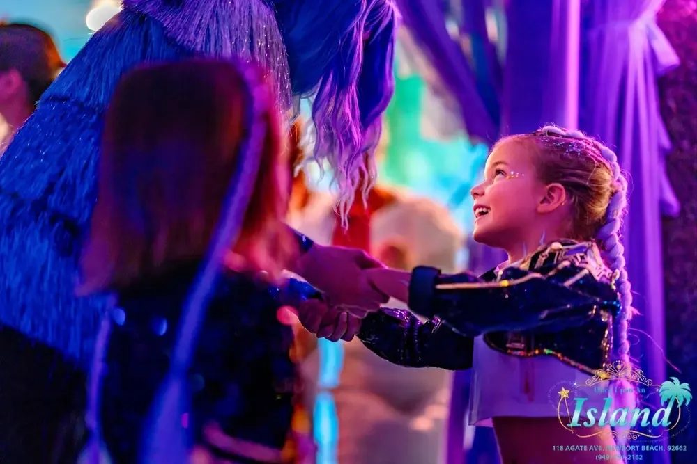 An idol host greeting a delighted guest
