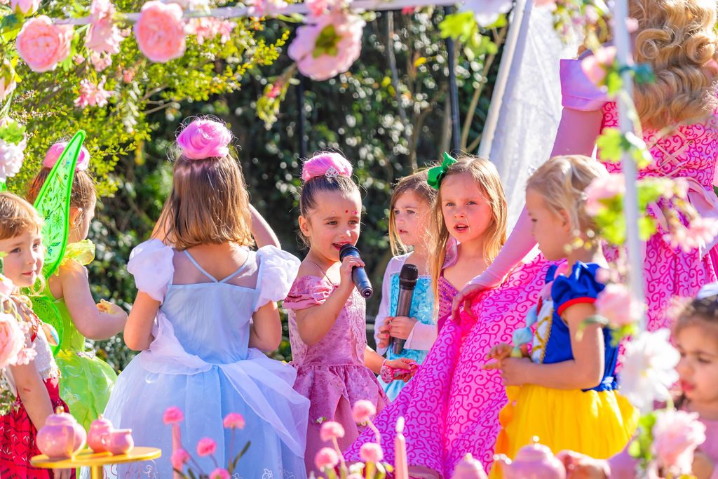 The host character with the children at the end of a garden travel party