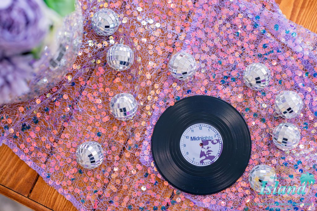 A vinyl record place setting at a Pop Star Party
