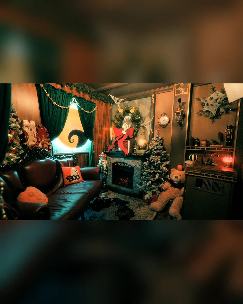 Jack behind the hidden door at Halloween at the North Pole, photo 3